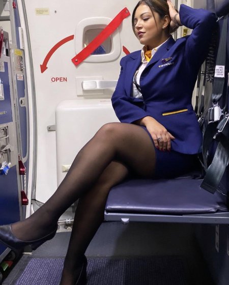 Красивые девушки-стюардессы в униформе и без неё