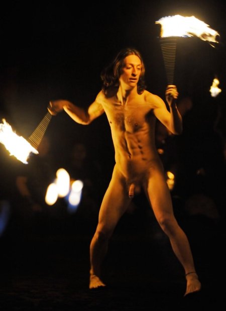 Мужчины танцуют голышом