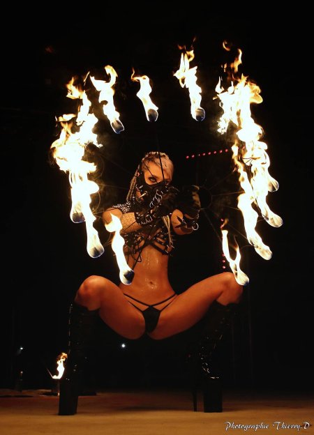 Огненные голые женщины