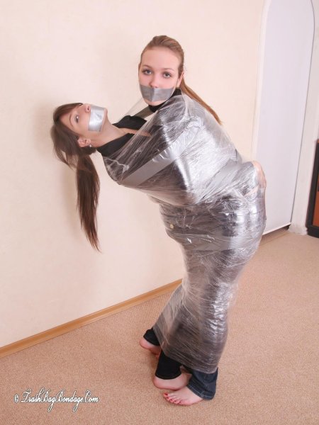 Девушка связана скотчем