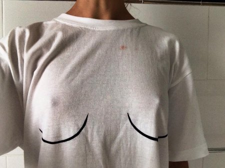 Грудь из под футболки