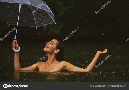 Девушки под дождем