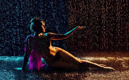 Голые красотки под дождем