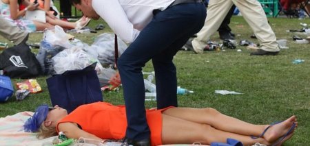 Пьяные английские леди на скачках в аскоте