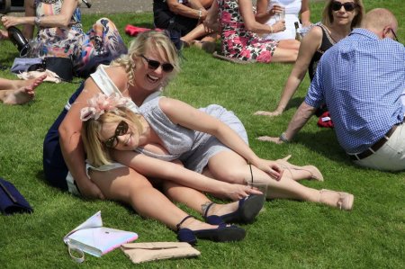 Пьяные девушки на скачках