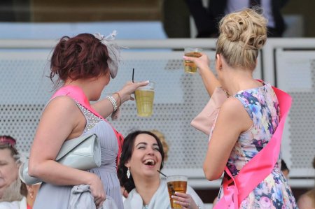 Английские леди на скачках