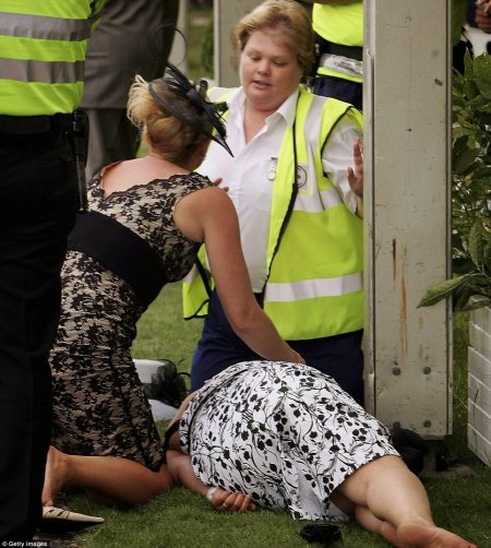 Пьяные английские леди на скачках в аскоте