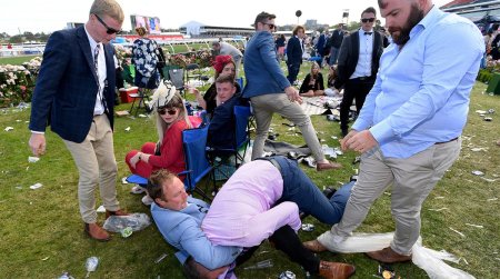 Пьянка на скачках в англии