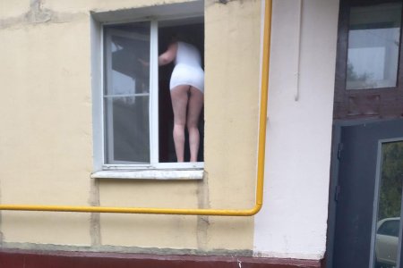 Демонстрация голых ягодиц в окне