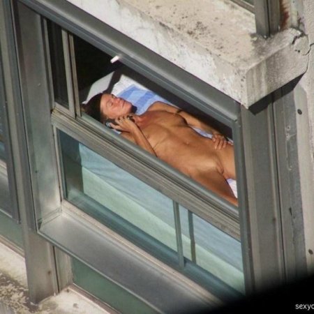 Подглядывание в окна голые