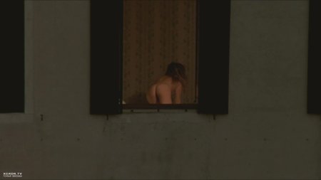 Девушка в доме напротив девушки окне