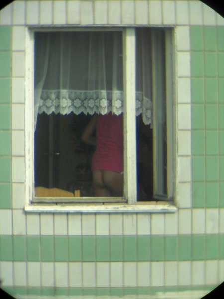 Голые женщины в окнах домов