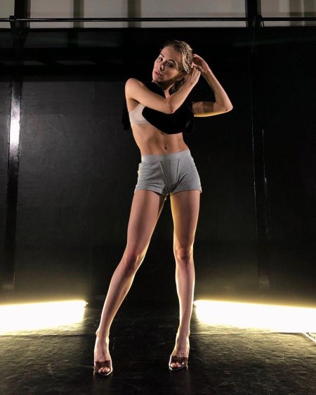 Стройная девушка