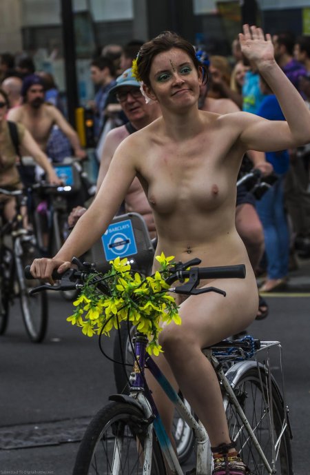 Голые британки на велосипедах