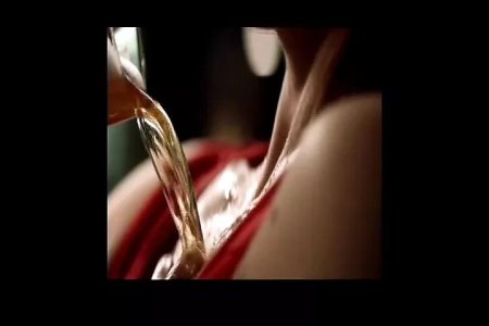 Девушка с вином