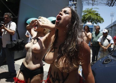 Голые бразилия на публике