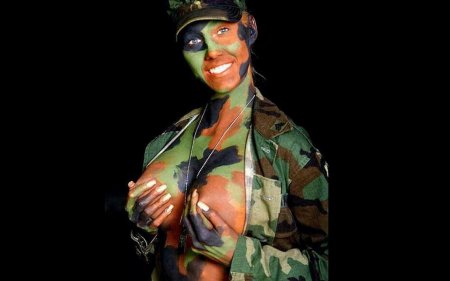 Девушка в военной форме