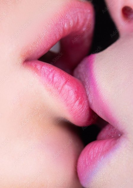 Поцелуй крупным планом