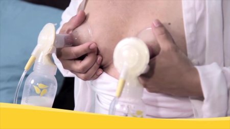 Сцеживание грудного молока для кормления