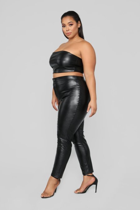 Плюс сайз в кожаных штанах