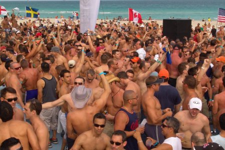 Пляж много людей