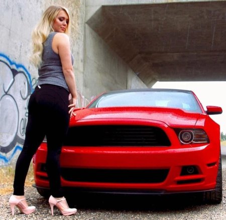 Форд--мустанг и красивые девушки автомобили