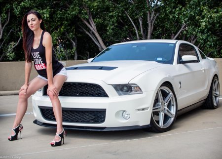 Девушки и форд мустанг