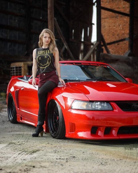 Девушки и форд мустанг