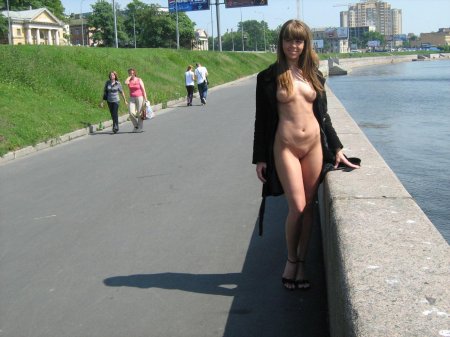 Ходит по улице голая