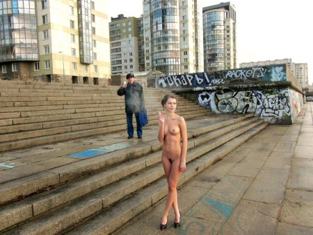Голые девушки на улицах