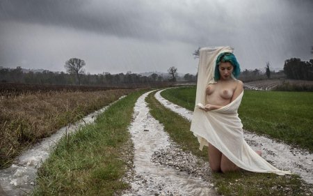 Голые женщины под дождем