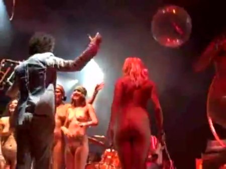 Голые выступают на сцене