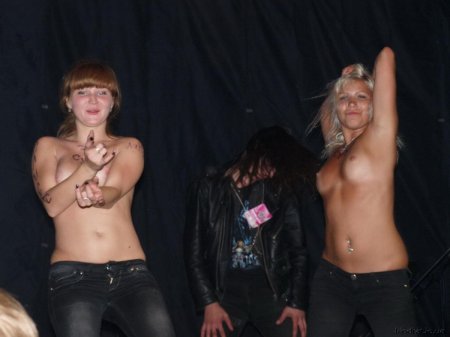 Голые девки на рок концертах