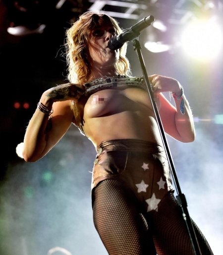 Туве лу топлесс