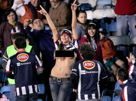 Голые болельщицы на стадионе