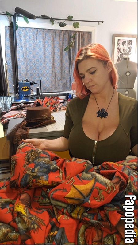 Продавщица с большими