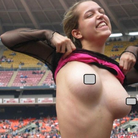 Голые болельщицы на стадионе
