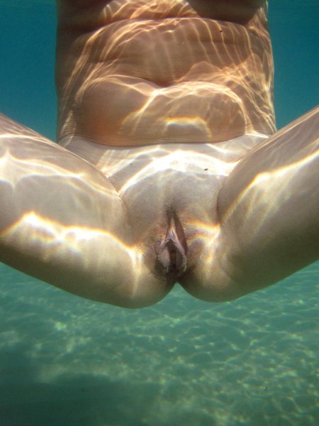 Плавать в море