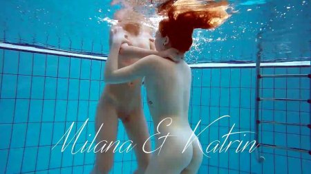 Девушка в бассейне