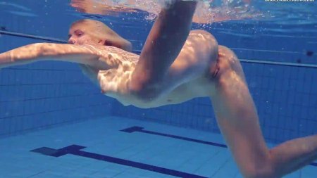 Голые в бассейне