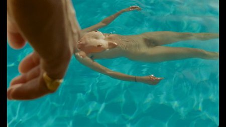 Под водой в бассейне