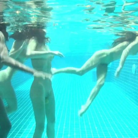 В бассейне ню