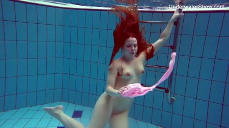 Голые в воде