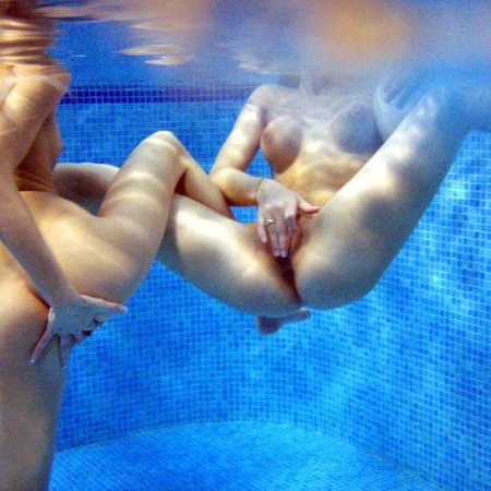 Голые синхронистки в бассейне
