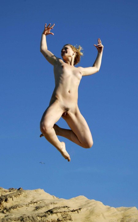 Девушка в прыжке