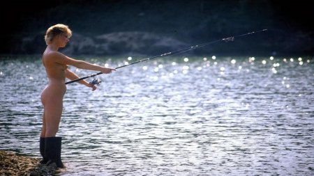 Голые женщины на рыбалке