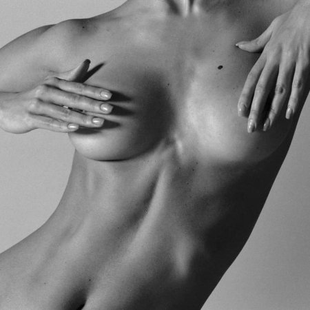 Красивое голое тело девушки