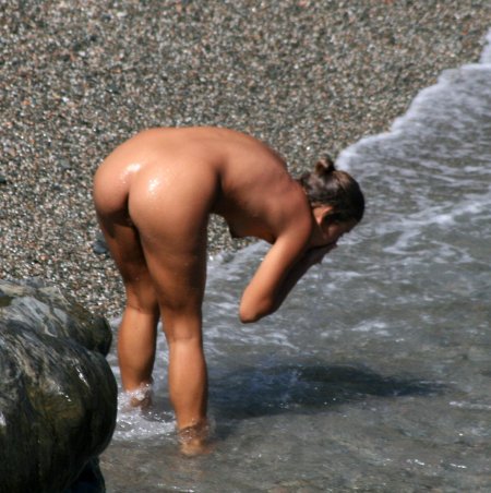 Девушки на пляже подсмотренное