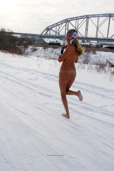 Голые девки на улице зимой