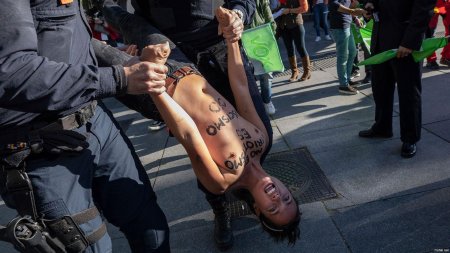 Голые активистки